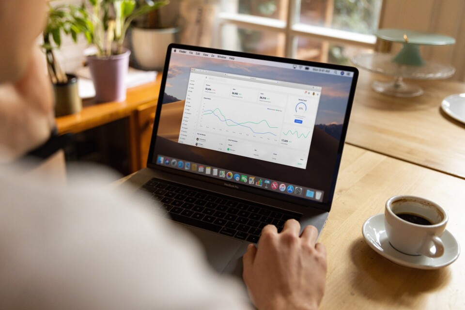 Mann an einem Laptop mit Nutzerstatistiken