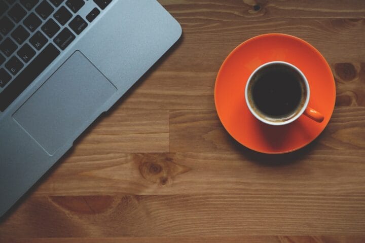 Laptop und Caffe auf einem Holztisch