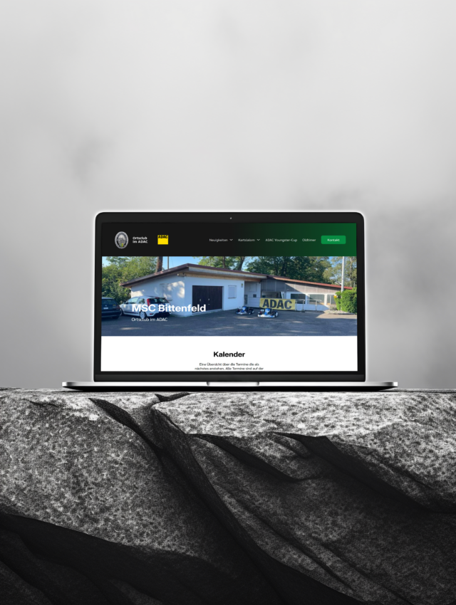 Laptop mit einem Bild von der MSC Bittenfeld Webseite auf einem Stein