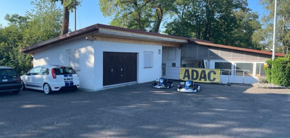 Karts und Youngster Cup Auto vor der Garage vom MSC Bittenfeld